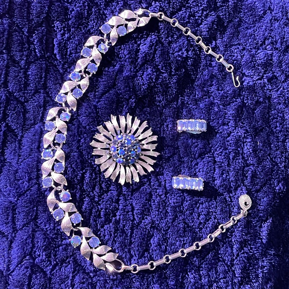 💙Gorgeous Vintage Lisner Necklace &  Eisenberg Clip On Earrings & Lisner brooch